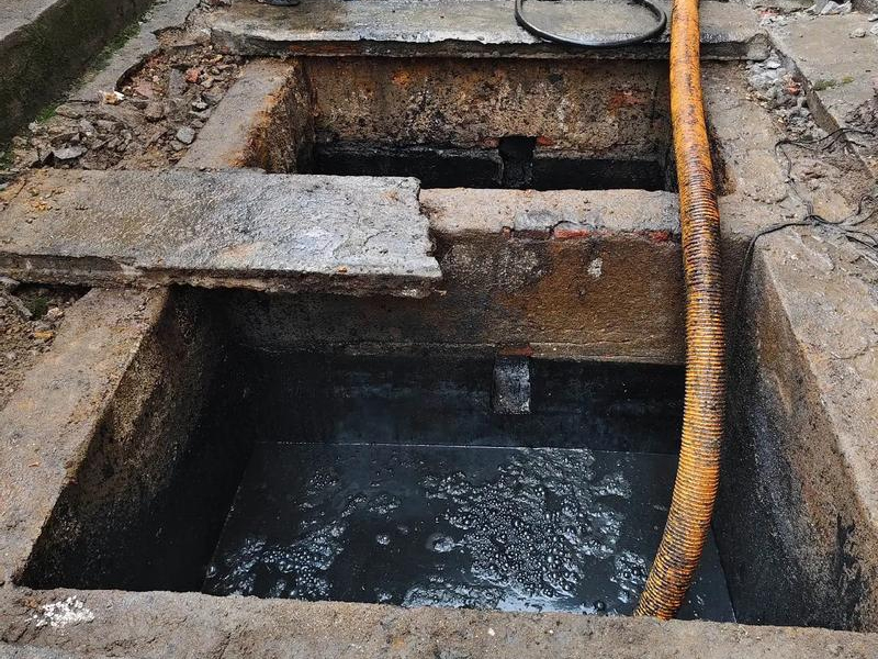 康定里清理化粪池